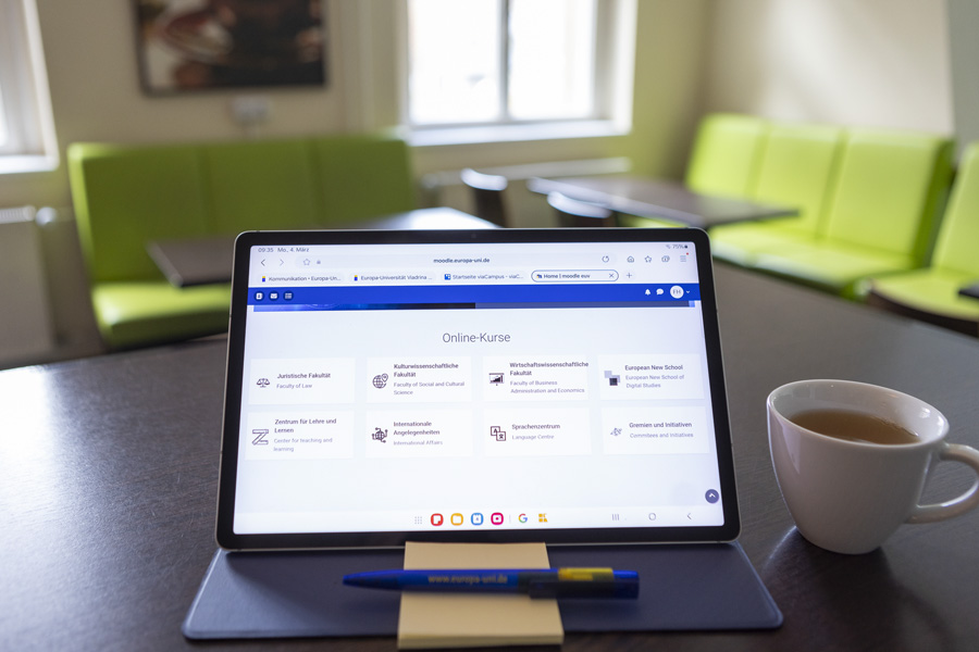 online-lehre-stillleben-tablet-info-6784