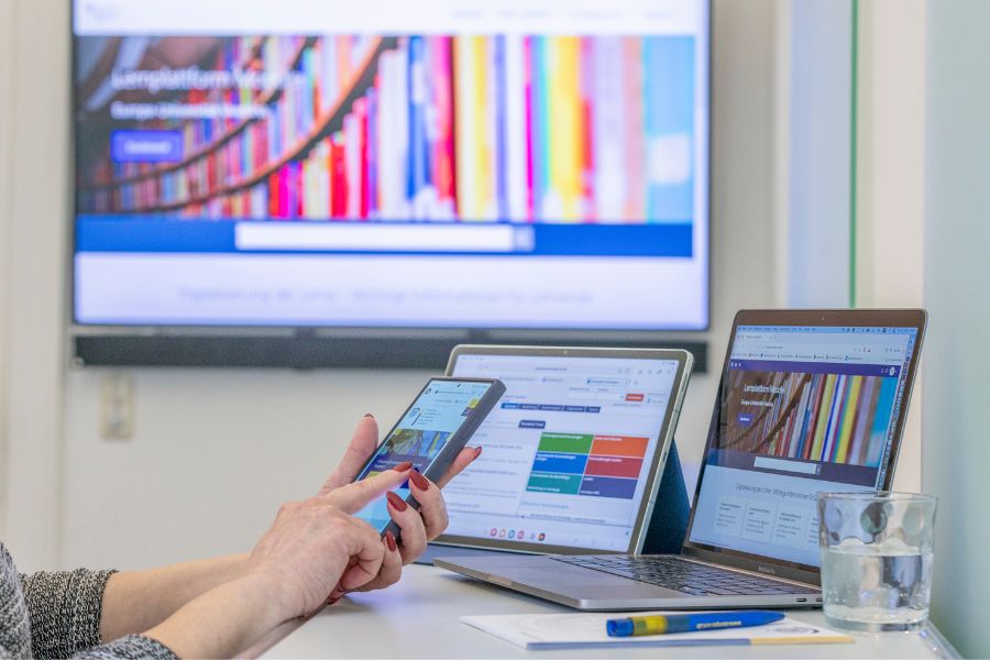 hardware-beschaffen-tablet-computer-handy-haende-euv5381